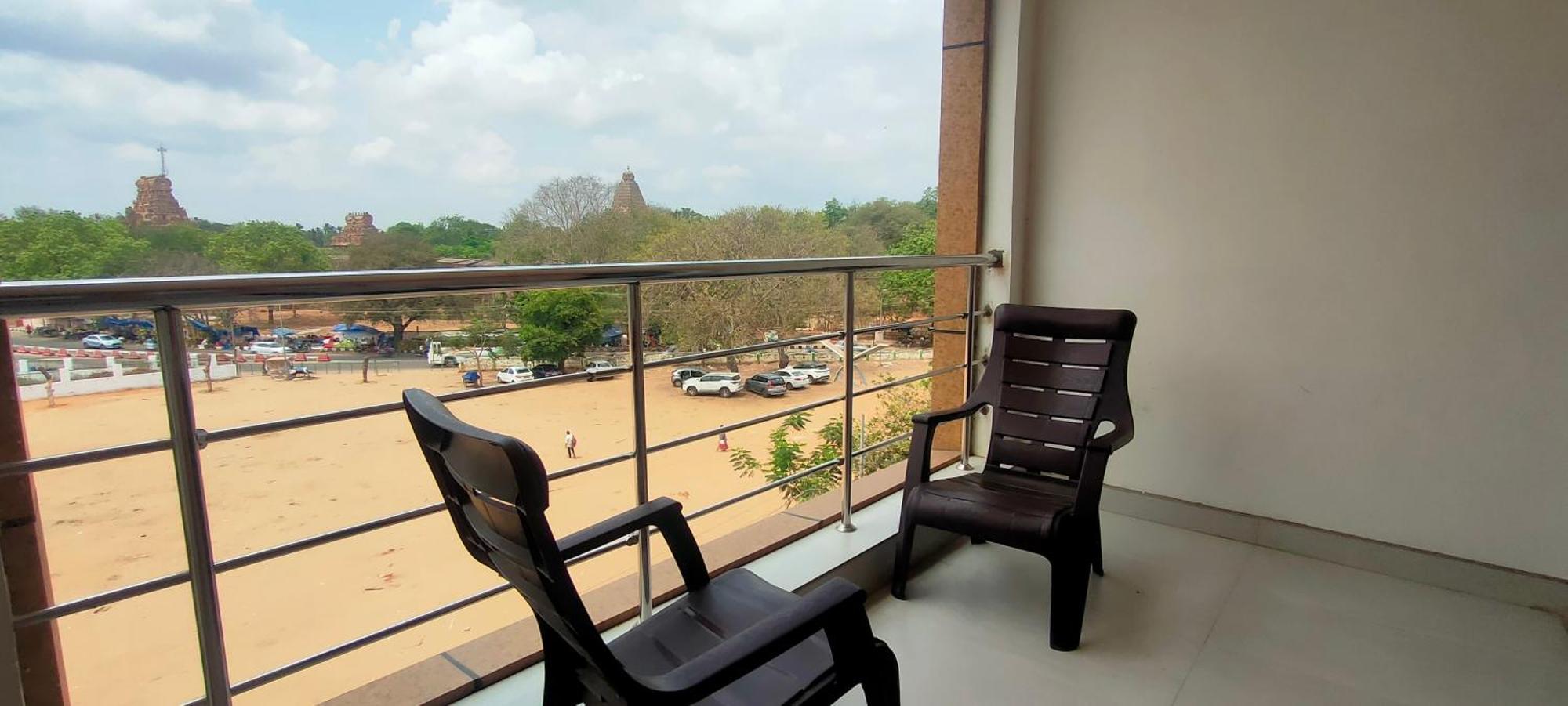 Srirathna Temple View Inn Thanjavur Esterno foto